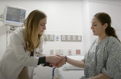 Кодирование Аквилонг в Яранске Врач держит пациентку за руку